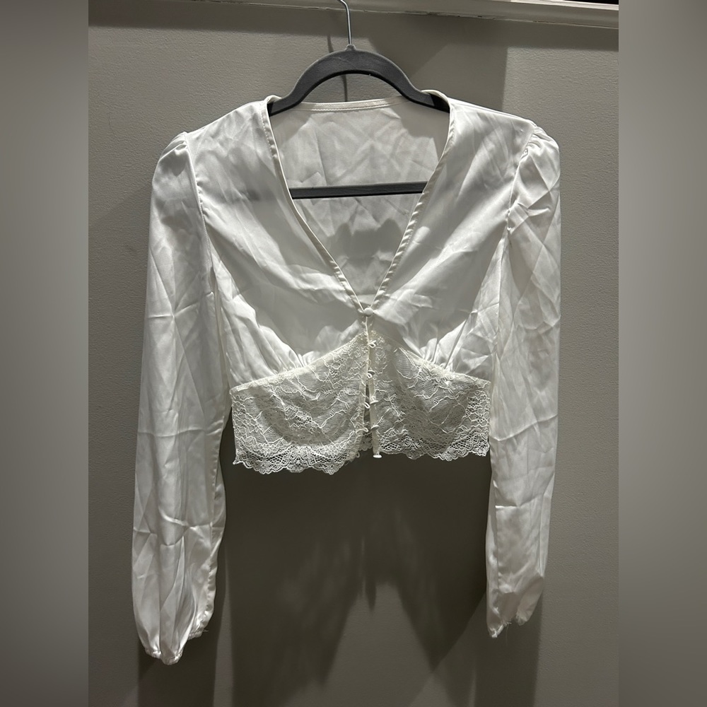 Beautiful white lace long sleeve top. No size on it but fits like a small
